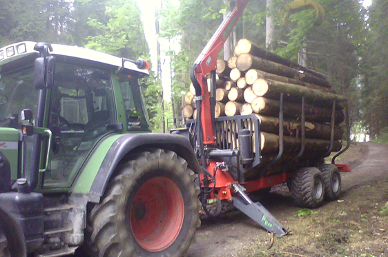 Holztransport mit Traktor